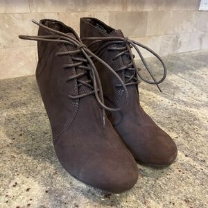 Clark’s Brown Suede Lace Up Wedge Booties NEW- -9M